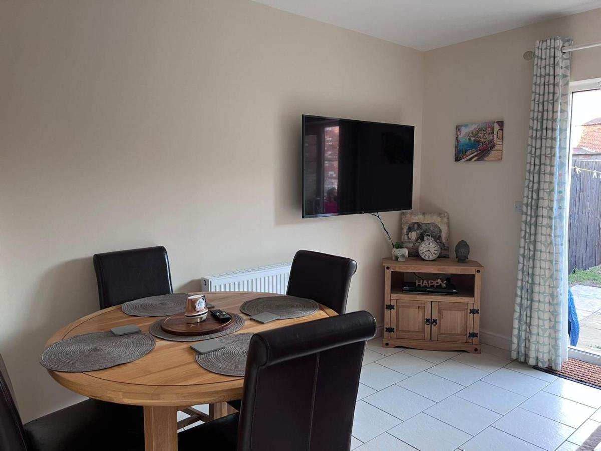 Centrally Located Lincolnshire Home With Free Parking On Premises ภายนอก รูปภาพ
